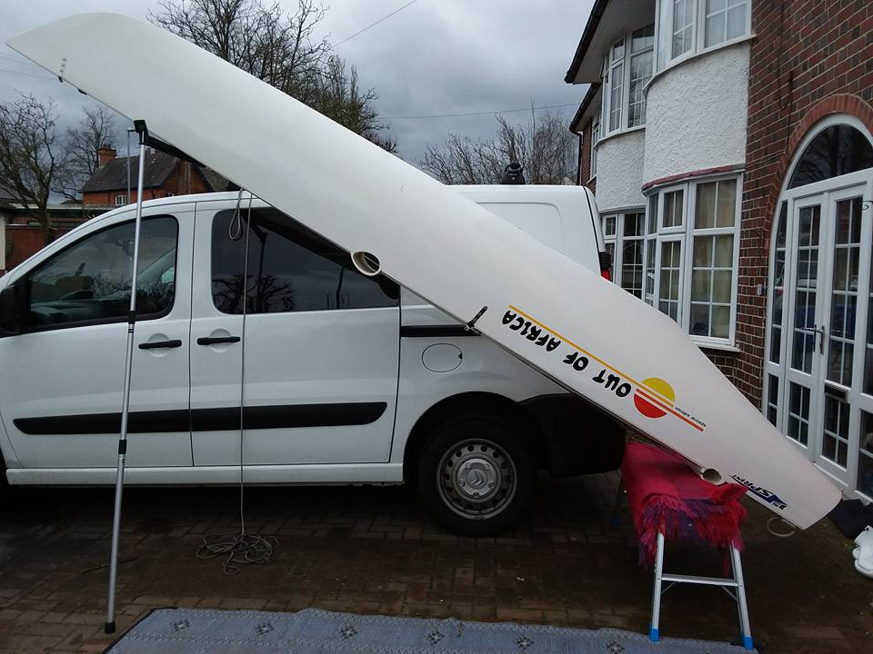 Bow has been lifted onto RUSL, stern on work platform. Key is a rope from aft beam slot to front roof rack so that the hull does not slide downwards